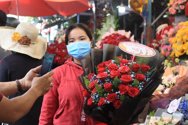 TP.HCM: Ngày Lễ tình nhân rơi cảnh "chợ chiều", 2 ngày bán được 2 bó hoa và vài con gấu bông