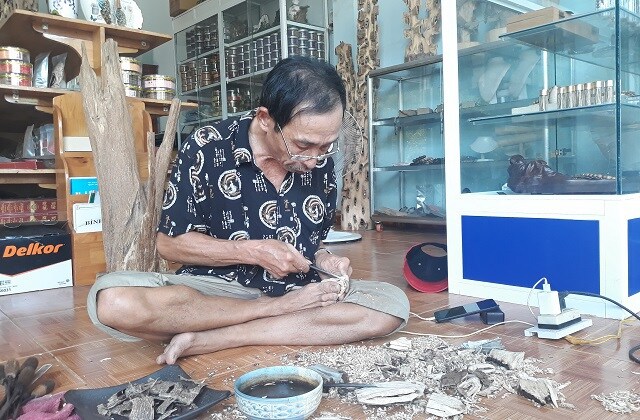 Bị nói 'khùng' vì bỏ nghề giáo lên đồi trồng dó bầu, khi thu tiền tỷ thì...