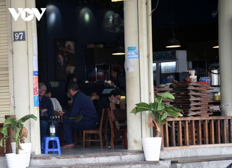 Một số quán ăn, quán cafe tại Hà Nội vẫn mở cửa bất chấp lệnh cấm