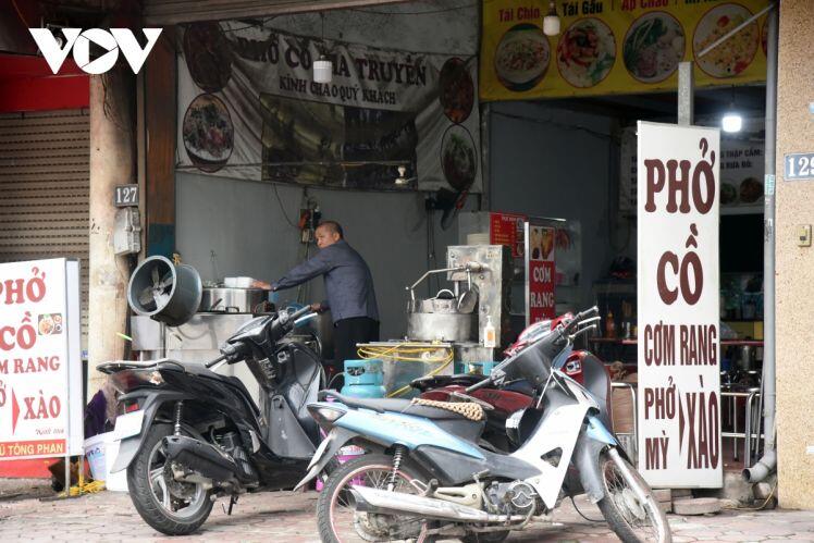 Một số quán ăn, quán cafe tại Hà Nội vẫn mở cửa bất chấp lệnh cấm