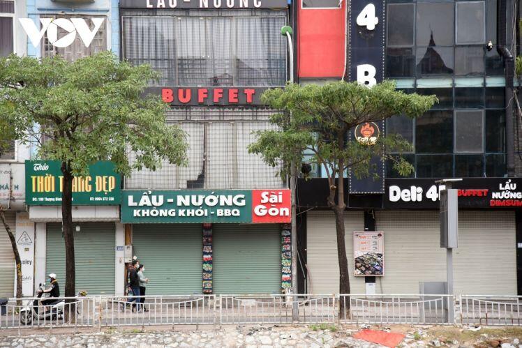 Một số quán ăn, quán cafe tại Hà Nội vẫn mở cửa bất chấp lệnh cấm