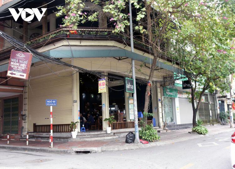 Một số quán ăn, quán cafe tại Hà Nội vẫn mở cửa bất chấp lệnh cấm