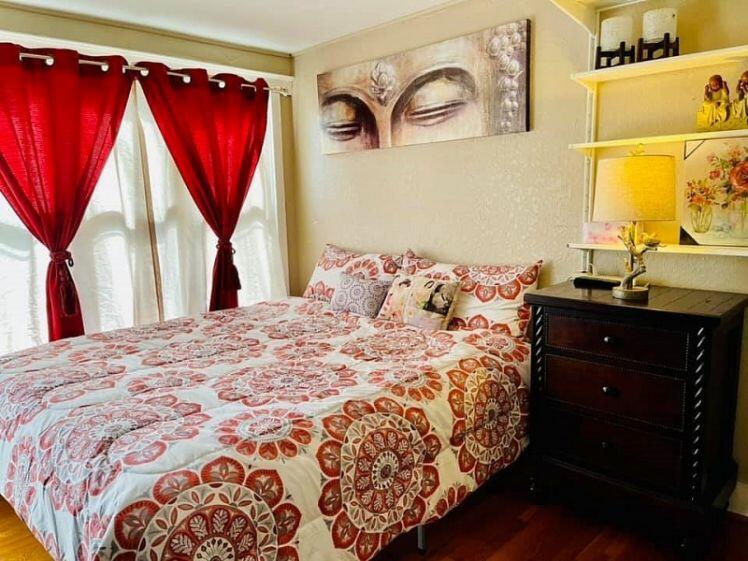 Biệt thự có 112 ô cửa của Thúy Nga ở Mỹ "khoác áo mới" trong dịp Tết