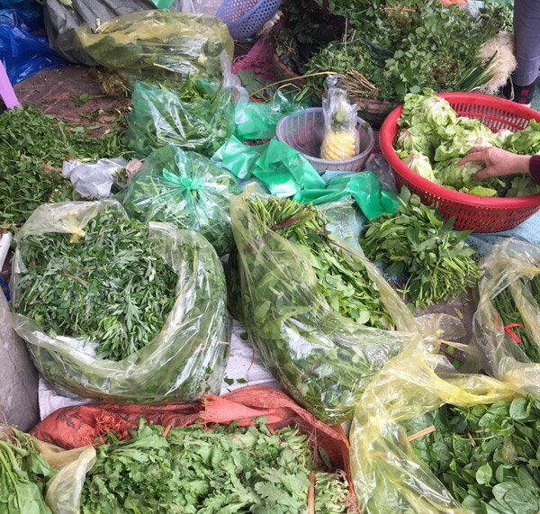 Cảnh chưa từng có ở các chợ ngày mùng 6 Tết: Khách đìu hiu, giá cả không tăng "dựng đứng"