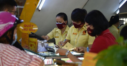 Giá vàng thế giới lao dốc mạnh, vàng trong nước chênh kỷ lục: 7,29 triệu đồng/lượng