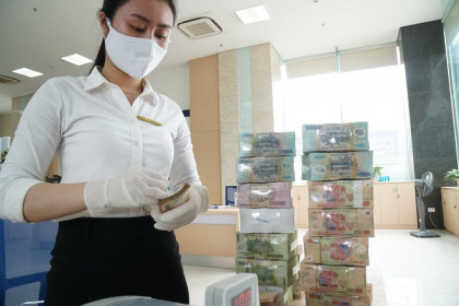 Lãi suất tiền đồng tiếp tục giảm