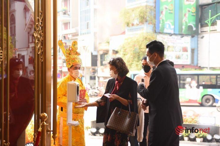‘Ôm’ cả cục tiền đi mua vàng, 'phố vàng' Hà Nội nhộn nhịp trước ngày vía Thần Tài