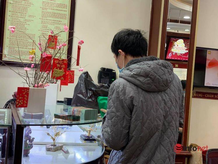 ‘Ôm’ cả cục tiền đi mua vàng, 'phố vàng' Hà Nội nhộn nhịp trước ngày vía Thần Tài