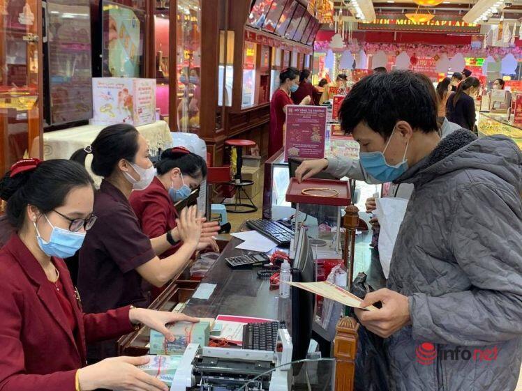 ‘Ôm’ cả cục tiền đi mua vàng, 'phố vàng' Hà Nội nhộn nhịp trước ngày vía Thần Tài