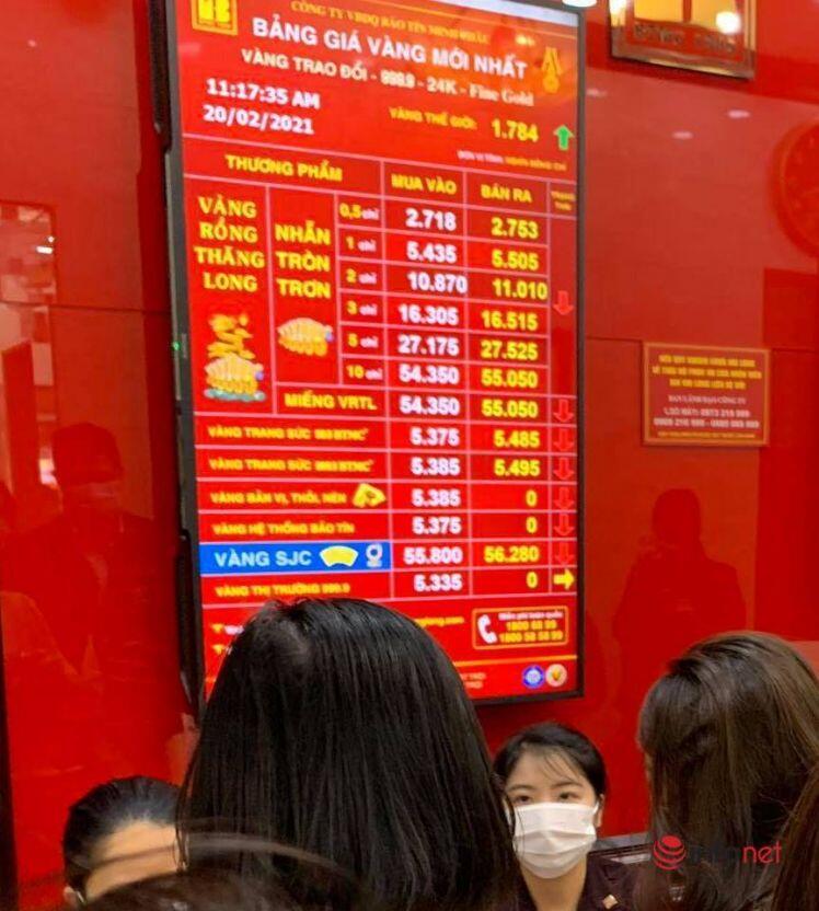‘Ôm’ cả cục tiền đi mua vàng, 'phố vàng' Hà Nội nhộn nhịp trước ngày vía Thần Tài