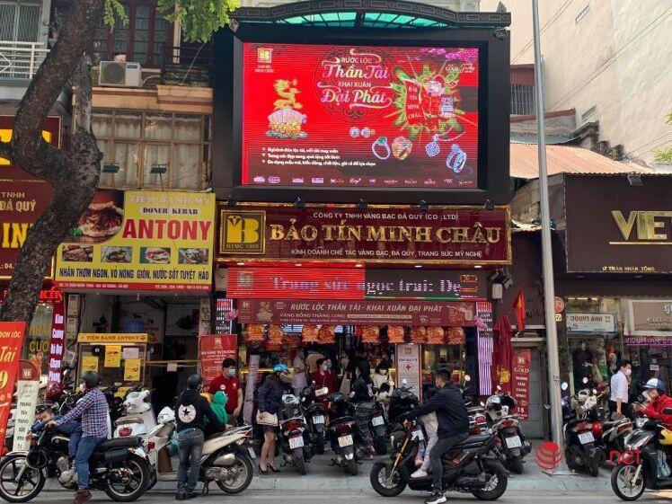 ‘Ôm’ cả cục tiền đi mua vàng, 'phố vàng' Hà Nội nhộn nhịp trước ngày vía Thần Tài