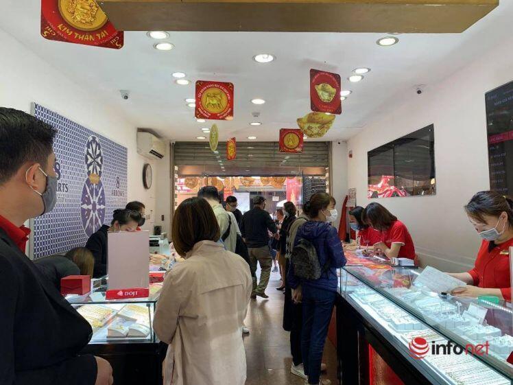 ‘Ôm’ cả cục tiền đi mua vàng, 'phố vàng' Hà Nội nhộn nhịp trước ngày vía Thần Tài