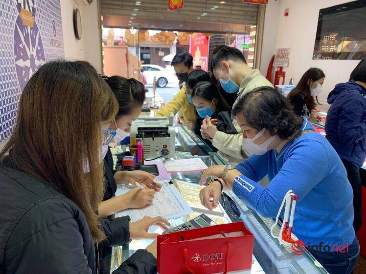‘Ôm’ cả cục tiền đi mua vàng, 'phố vàng' Hà Nội nhộn nhịp trước ngày vía Thần Tài