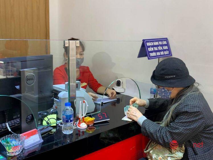 ‘Ôm’ cả cục tiền đi mua vàng, 'phố vàng' Hà Nội nhộn nhịp trước ngày vía Thần Tài