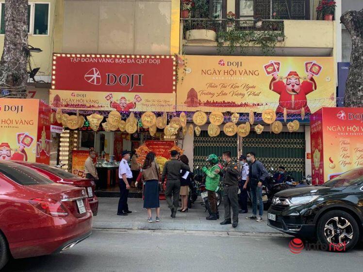 ‘Ôm’ cả cục tiền đi mua vàng, 'phố vàng' Hà Nội nhộn nhịp trước ngày vía Thần Tài