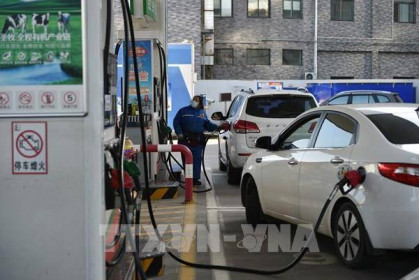 Giá dầu thế giới đi xuống sau khi chạm mức cao nhất hơn một năm
