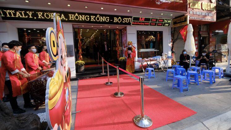 Vắng vẻ khác lạ ngày vía Thần Tài thời Covid