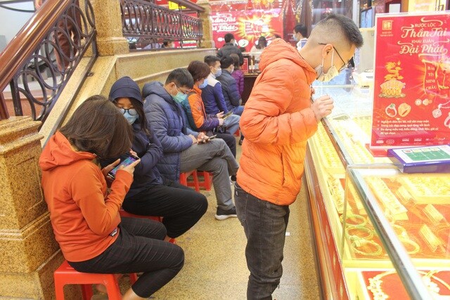 Bitcoin trong "cơn điên" tăng giá, cho chứng khoán và vàng "hít khói"