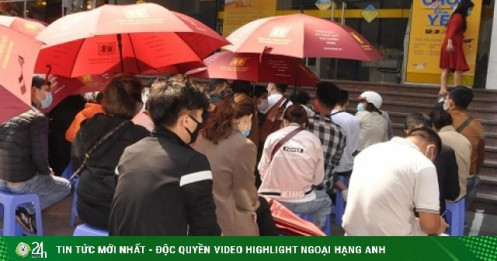 Khách ùn ùn kéo đến xếp hàng xuyên trưa để mua vàng, cửa hàng báo hết hàng