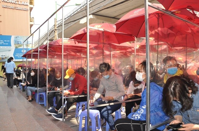 Khách ùn ùn kéo đến xếp hàng xuyên trưa để mua vàng, cửa hàng báo hết hàng