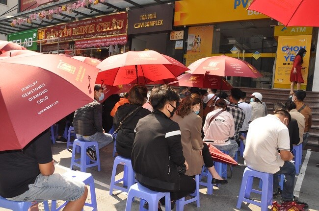 Khách ùn ùn kéo đến xếp hàng xuyên trưa để mua vàng, cửa hàng báo hết hàng