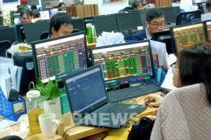 Chứng khoán sáng 22/2: Cổ phiếu ngân hàng "tỏa sáng"