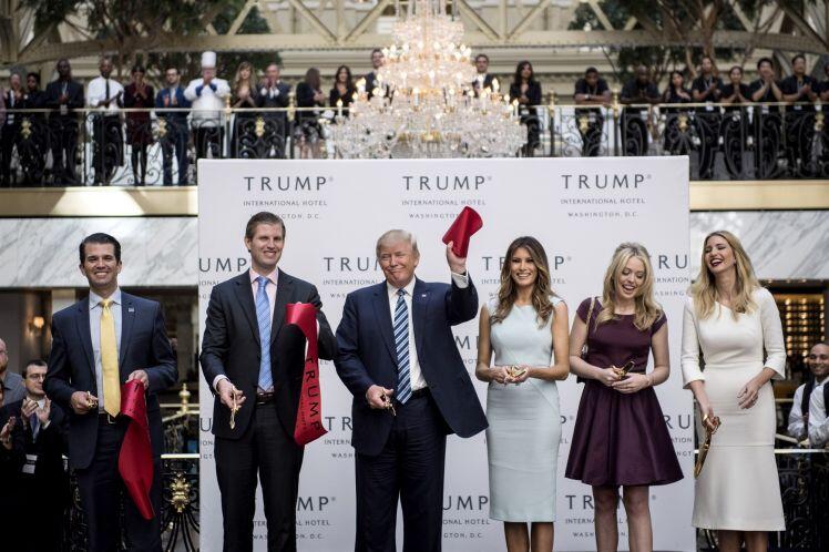 Khách sạn Trump gần Nhà Trắng "vắng như chùa Bà Đanh" sau khi Trump thất thế