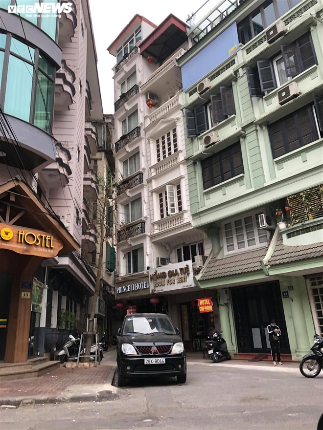 Hàng quán phố cổ Hà Nội nghỉ Tết kéo dài, khách sạn rao bán la liệt bằng tờ rơi