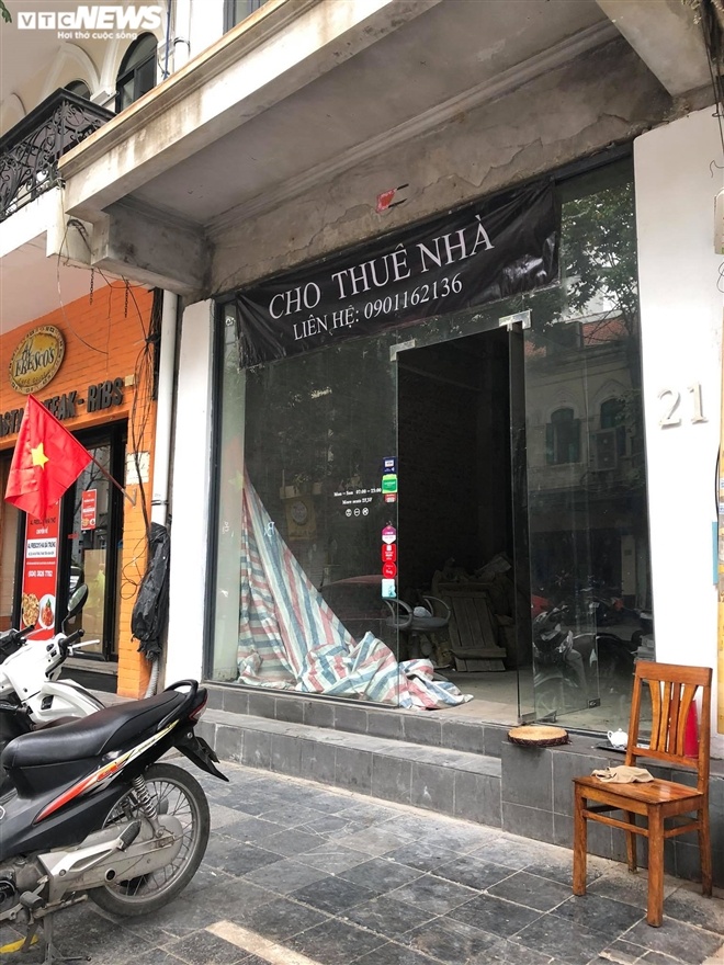 Hàng quán phố cổ Hà Nội nghỉ Tết kéo dài, khách sạn rao bán la liệt bằng tờ rơi