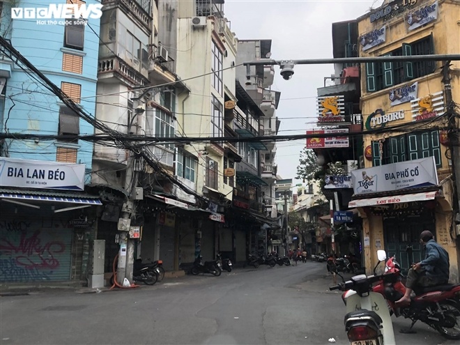 Hàng quán phố cổ Hà Nội nghỉ Tết kéo dài, khách sạn rao bán la liệt bằng tờ rơi