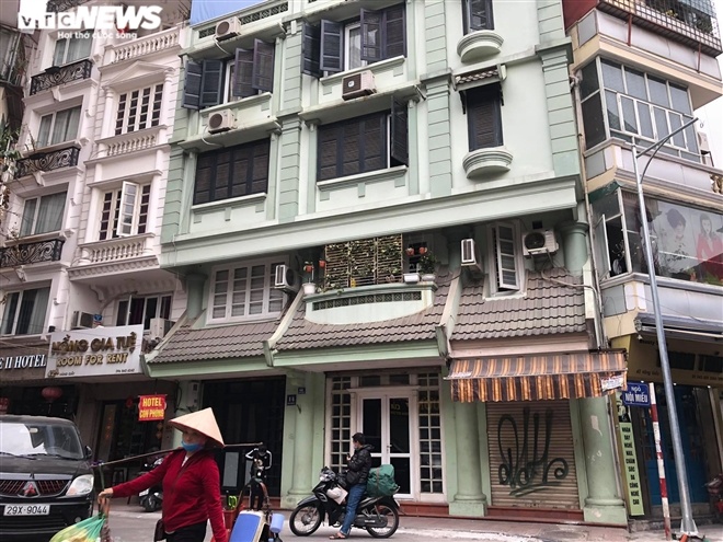 Hàng quán phố cổ Hà Nội nghỉ Tết kéo dài, khách sạn rao bán la liệt bằng tờ rơi