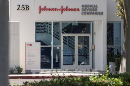 Mỹ: Khuyến nghị tiêm vaccine ngừa COVID-19 của Johnson & Johnson cho người từ 18 tuổi