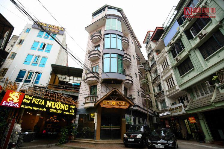 Hà Nội: Cận cảnh hàng loạt khách sạn đóng cửa, rao bán
