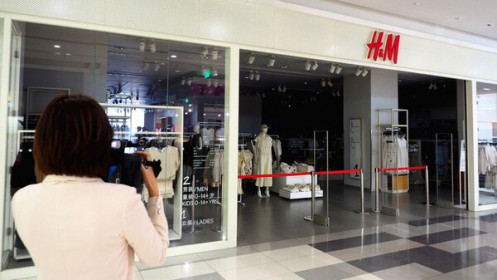 Làn sóng tẩy chay dâng cao, H&M phải đóng loạt cửa hiệu ở Trung Quốc