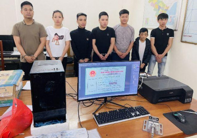 Ổ nhóm làm giả CMND lừa đảo FE Credit gần 500 triệu đồng