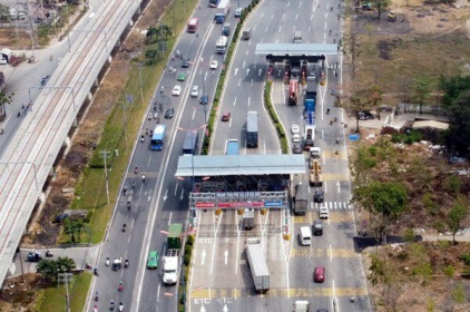 Giao thông ùn tắc khung giờ cao điểm trong ngày đầu thu phí BOT Xa lộ Hà Nội