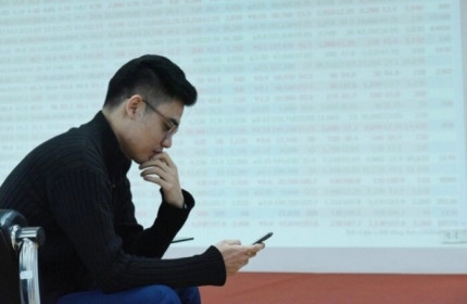 VN-Index vượt đỉnh, nên đầu tư cổ phiếu ngành nào?