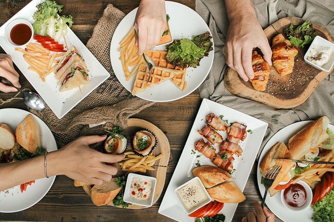 Vì sao nhiều nhà hàng thường tặng bánh mì miễn phí cho khách, biết đáp án sẽ khiến bạn ngã ngửa