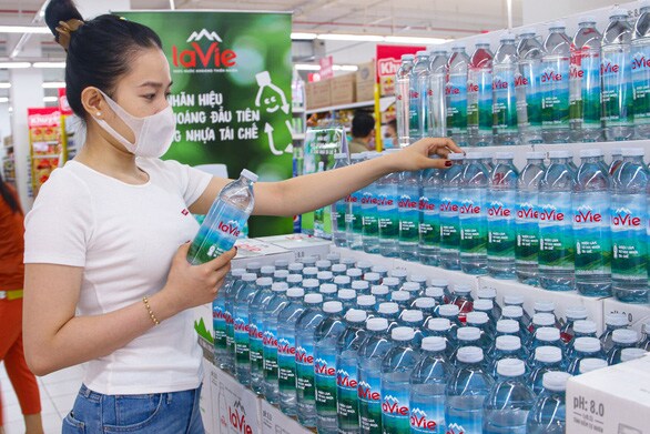 Chai nhựa tái chế: Xu hướng tiêu dùng 'xanh' trong ngành nước đóng chai