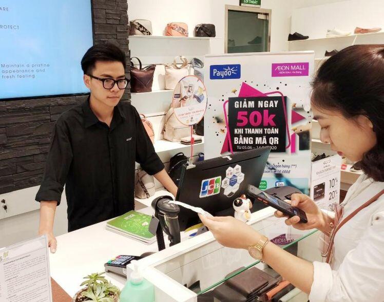Thu hút tiền gửi không kỳ hạn, ngân hàng 'đua' nhau miễn giảm phí giao dịch