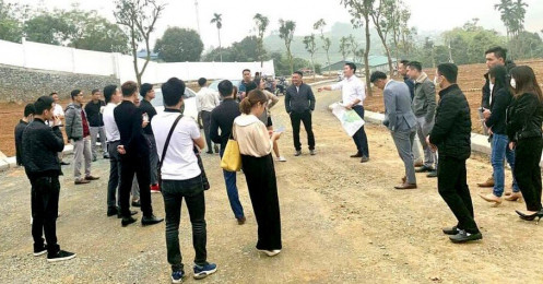 Nhân viên kinh doanh đa cấp lao vào cơn "sốt đất" làm môi giới
