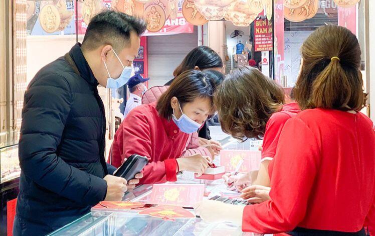 Giá vàng hôm nay 12/4: Áp lực từ USD, vàng giảm giá