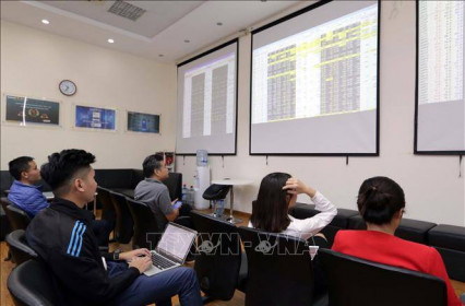 Chứng khoán sáng 12/4: VN - Index bứt phá, vượt mốc 1.240 điểm