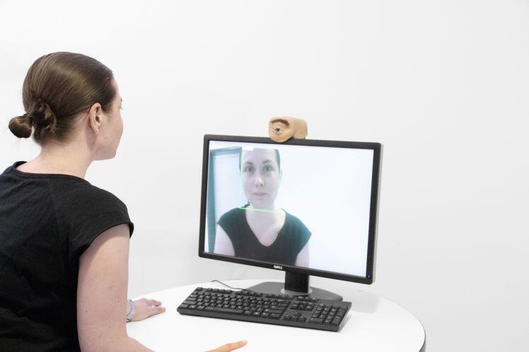 Chiếc webcam kì dị có thiết kế giống mắt người, biết chớp mắt, liếc nhìn