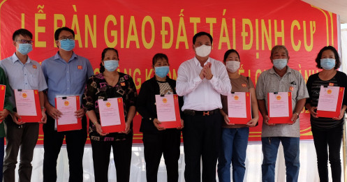 Khu tái định cư sân bay Long Thành: Những sổ hồng đầu tiên được trao tận tay người dân