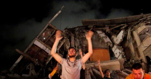 Người dân Dải Gaza đứng giữa đống đổ nát ăn mừng thỏa thuận ngừng bắn