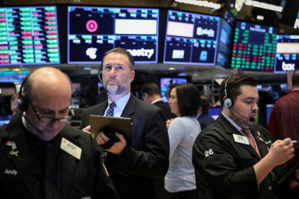 Dow Jones tăng 300 điểm, S&P 500 phục hồi trở lại sắc xanh trong tuần