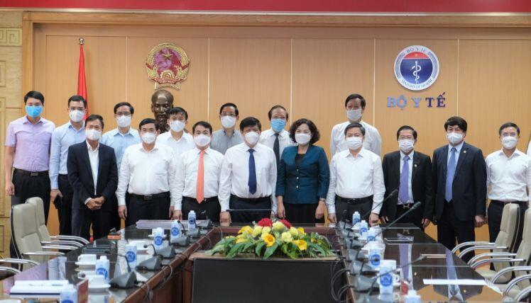 Vietcombank trao 25 tỷ đồng hỗ trợ Bộ Y tế mua vắc-xin phòng Covid-19