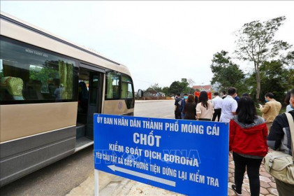 Tạm dừng nhiều xe hàng vào Móng Cái do vi phạm quy định phòng dịch