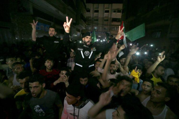 Người dân Dải Gaza đứng giữa đống đổ nát ăn mừng thỏa thuận ngừng bắn